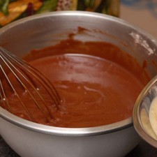 Agregar a la mezcla de chocolate. Incorporar con el batidor.