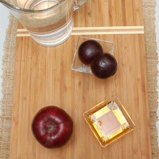 6 tazas de agua 2 piezas de ciruela negra hielo al gusto 1/4 taza de miel de agave 1 pieza de manzana roja