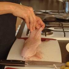 Lavar bien los filetes de pescado y dejarlos secar. Sazonar con sal y pimienta.