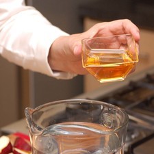 Añadir la miel a la jarra con agua y mezclar.