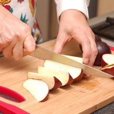 Lavar bien las frutas. Cortar la manzana en gajos y retirar el centro fibroso, las semillas y el rabo.