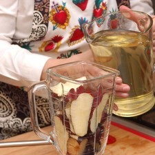 Poner los gajos de manzana y ciruela en la licuadora, agregar un poco de agua endulzada y moler.
