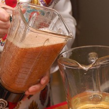 Regresar la fruta molida a la jarra con el resto del agua y mezclar.