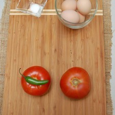 1/4 cucharita de sal 4 piezas de huevo 1 pieza de chile serrano 2 piezas de jitomate bola