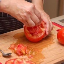 Precalentar el horno a 350°F (175°C). Cortar la parte superior de los jitomates, retirar las semillas con una cuchara y ahuecar cada jitomate.
