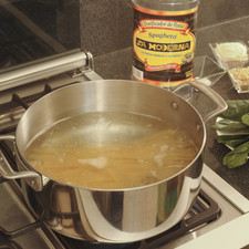 Cocer la pasta en una olla honda con agua con un poquito de sal hasta que esté al dente, aproximadamente 6 minutos. Escurrir en un colador y reservar.