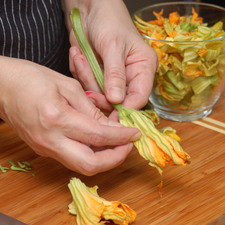 Retirar los pétalos de las flores de calabaza, tomar cada flor de la corola y girar el tallo para desprenderlo con todo y pistilo. S 7412 1475622585
