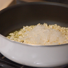 Calentar aceite en una olla honda y agregar los granos de elote junto con la cebolla picada y cocer durante 5 minutos. S 7414 1475622585