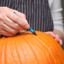 Para hacer la calabaza de Halloween, enjuagar bien el exterior de la calabaza con agua tibia, no utilizar jabón. Secarla y dibujar con un crayón negro un círculo que se separe 8 centímetros del tallo de la calabaza. S 7419 1475622585