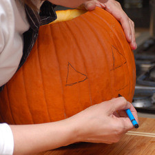 Retirar las semillas de adentro de la calabaza con una cuchara, estas se pueden reservar para hacer pepitas de calabaza. Dibujar los ojos y la boca con el crayón. S 7421 1475622542