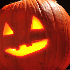 Decorar la calabaza con una veladora adentro. S 7423 1475622540