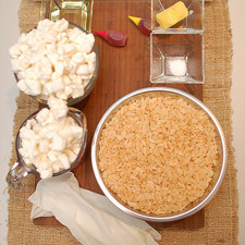 Ingredientes para los extras aceite vegetal al gusto papel encerado al gusto Ingredientes para la capa naranja colorante rojo vegetal al gusto 3 tazas de rice krispies colorante amarillo vegetal al gusto 1 cucharada de ralladura de cáscara de naranja 1/4 cucharita de sal 4 tazas de malvaviscos miniatura 3 cucharadas de mantequilla sin sal Ingredientes para la capa amarilla 3 tazas de rice krispies colorante amarillo vegetal al gusto 1 cucharada de ralladura de cáscara de limón 1/4 cucharita de sal 4 tazas de malvaviscos miniatura 3 cucharadas de mantequilla sin sal Ingredientes para la capa blanca 3 tazas de rice krispies 1/4 cucharita de sal 4 tazas de malvaviscos miniatura 3 cucharadas de mantequilla sin sal