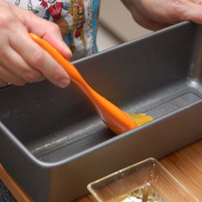 Untar el molde para panqué con aceite vegetal.