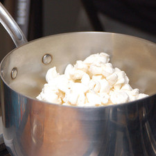 Para preparar la capa blanca, derretir las tres cucharadas de mantequilla en una olla honda fuego lento. Agregar los malvaviscos y la sal, continuar calentando y mezclando con la pala de madera hasta que se derritan.