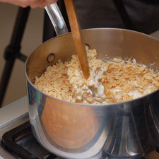 Añadir los Rice Crispies y mezclar hasta integrar.