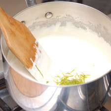 Para preparar la capa naranja, derretir las tres cucharadas de mantequilla en una olla honda fuego lento. Agregar los malvaviscos y la sal, continuar calentando y mezclando con la pala de madera hasta que se derritan. Agregar la ralladura de naranja y mezclar con la pala de madera. Añadir unas 6 gotas de colorante amarillo.