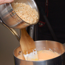 Añadir los Rice Crispies y mezclar bien.