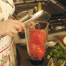 Hervir los jitomates y los chiles en agua con un poco de sal durante 5 minutos. Moler en la licuadora con la cebolla, el ajo y unas ramitas de cilantro.