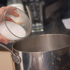Enjuagar muy bien los camotes con agua, no retirar la cáscara. Poner a hervir en una olla honda con el agua y el azúcar.