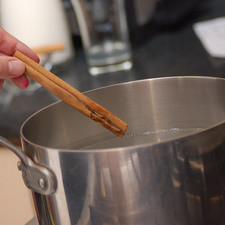 Agregar la canela y cocinar durante 20 minutos hasta que estén suaves.