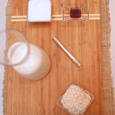 1 cucharita de esencia de vainilla 2 cucharadas de azúcar blanca 1 vara de canela 3 tazas de leche de vaca 1/4 taza de hojuelas de avena