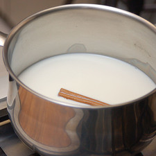 Poner a calentar la leche con la canela con mucho cuidado para que no hierva de pronto y se derrame.