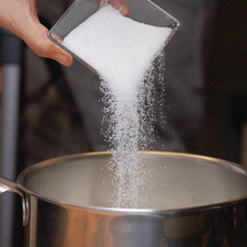 Cuando quiera empezar a hervir, agregar la avena y el azúcar, mezclar bien, bajar la lumbre y cocer a fuego lento durante 10 minutos.