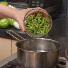 Poner a cocer los nopales cortados en rajas en una olla con agua y una pizca de bicarbonato durante 5 minutos. Escurrir y reservar.