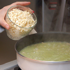 Agregar la salsa molida a la carne. Sazonar con sal y continuar cociendo 5 minutos. Añadir los elotes desgranados, tapar y dejar cocer a fuego lento 20 minutos.