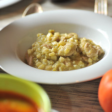 Agregar los nopales, mezclar y rectificar sazón. Servir acompañado con arroz y frijoles.