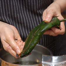 Para pelar y desvenar los chiles, asar los chiles poblanos sobre la hornilla de la estufa hasta que la piel esté negra. Espolvorear con sal de mar y colocarlos en una bolsa de plástico para que se suden durante 5 minutos. Pelarlos con la mano y remojarla en agua para retirar la cáscara sin meter el chile para que no pierda sabor.