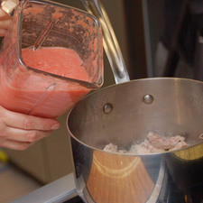 Cortar el lomo en trozos tamaño bocado y sellarlos en una olla honda con un poco de aceite de oliva a fuego alto, menando con frecuencia para que se dore parejo. Agregar el jitomate molido y seis tazas de agua. Dejar hervir durante 5 minutos.