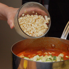 Agregar el elote desgranado, sazonar con sal y continuar hirviendo durante otros 10 minutos hasta que las verduras estén cocidas.