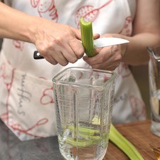 Lavar bien las varas de apio, cortar en trozos medianos y moler en la licuadora con una taza de agua.