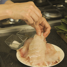 Lavar los filetes de pescado y dejar secar. Salpimentar.