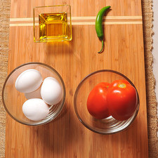 aceite de oliva al gusto sal al gusto 1/4 pieza de cebolla blanca 1 pieza de chile serrano 2 piezas de jitomate guaje 4 piezas de huevo