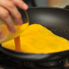En un sartén añadir un poco de aceite de oliva y calentar. Agregar los huevos previamente batidos y dejar cocer por un lado.