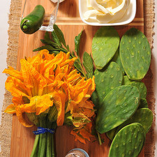 palillos al gusto sal al gusto 100 gramos de queso oaxaca 1 manojo de flor de calabaza 1 pieza de chile jalapeño 1 rama de epazote 1/4 pieza de cebolla blanca 12 piezas de penca de nopal