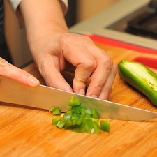 Reservar las corolas y cortarlas en rajas al igual que la cebolla y el chile jalapeño. Picar la rama de epazote.
