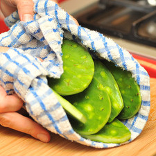 Lavar bien las pencas de nopal y secarlas con un trapo limpio y seco.