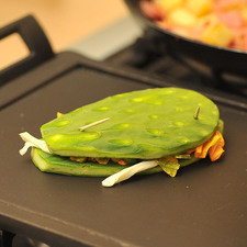 Poner a asarlos en el comal durante 2 minutos de cada lado. Retirarlos del comal.