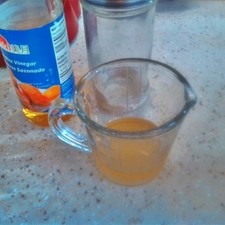 Mezcla el vinagre, el azúcar y la sal en un recipiente de vidrio resistente a altas temperaturas, calienta en el microondas 15 segundos y revuelve, repite la operación hasta que se hayan disuelto completamente el azúcar y la sal, puedes hacer este paso mientras el arroz se cocina.