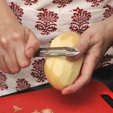 Pelar las papas, cortar en cubos grandes.