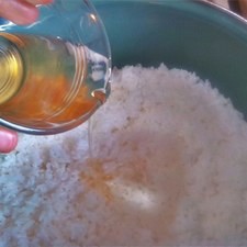 Vierte el vinagre preparado sobre el arroz y mezcla uniformemente.