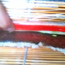 Enrolla con cuidado el sushi apretándolo, y si es necesario agrega más arroz con la pala al final del cierre. Esto es para el makizushi con el arroz por fuera (también llamado uramaki).