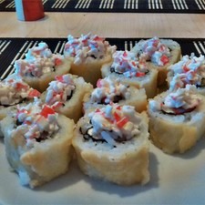 El resto de los makizushis se hace combinando los demás ingredientes que tienes, puedes por ejemplo mezclar surimi, queso y camarón. Los puedes hacer incluso de cuatro ingredientes o hacer un rollo California pero colocar queso crema encima y camarón antes de cortar el makizushi, una versión muy deliciosa es la que está empanizada con tempura y en la cual se coloca ensalada de surimi encima de cada rebanada “acostada”. También hay personas que gustan poner queso crema encima y rebanadas de fresa o kiwi, o hueva de pescado, es sólo cuestión de gusto e imaginación.
