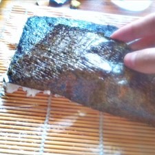 Puedes usar también el nori completo, colocándo el arroz sólo en la mitad del alga, el ajonjolí, volteando el sushi...