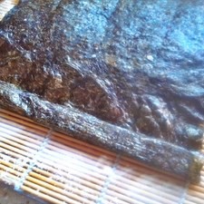 ...y enrollarlo el alga en él, después coloca otro ingrediente y enrolla, y termina enrollando de manera normal. Así se utiliza toda el alga, que es muy nutritiva.
