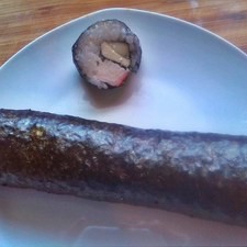 Para el hosomaki (makizushi con el nori por el exterior), realiza los mismos pasos con el alga completa: coloca el nori con el lado mate o rugoso viendo hacia ti, el arroz, pero ahora omitirás el ajonjolí, y el relleno se colocará encima del arroz, después enrolla para que el alga quede por fuera.