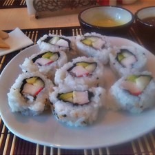 Rinde para cuatro personas aproximadamente, para acompañarlo, vierte en salseros pequeños, una cucharada de salsa de soya fermentada y el jugo de un limón, espolvorea una pizca de ajonjolí beige. El makizushi se sumerge en esta salsa. No olvides preparar un poco de wasabi, aproximadamente una cucharadita para cada comensal. Puedes también preparar ensalada sunomono y servirla en recipientes aparte para acompañar el sushi.